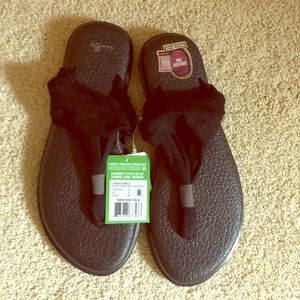 BNWT Sanuk yoga slings, black. Size 8.